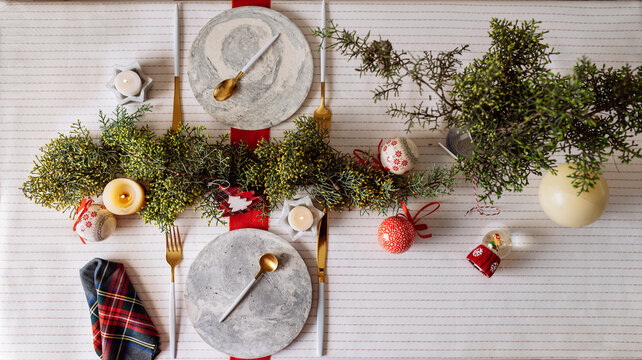 Christmas table setting red and white, and green wreath decoration