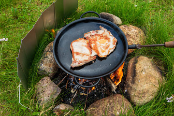 Grillen in freier Natur bei offenem Feuer