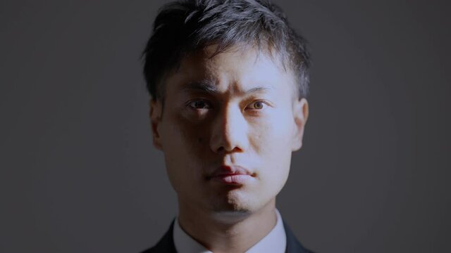 顔を上げる中年ビジネスマン