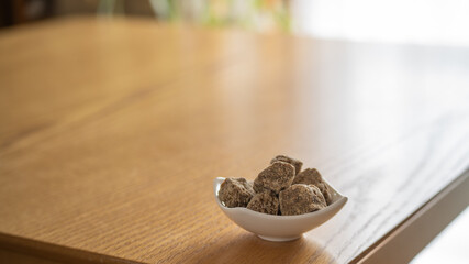 テーブルの上の黒糖。