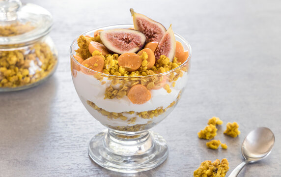 Granola parfait with fig and goldenberry