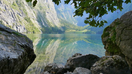 Naklejka na ściany i meble Blick auf den Obersee (Königsee) mit Spiegelung und Fischunkelalm im Hintergrund