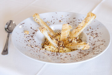 Crumbled with Chantilly cream, chocolate and hazelnuts.
Sbriciolata con crema chantilly, cioccolato e nocciole.