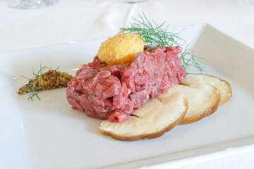beef tartare with fried egg yolk and raw porcini mushrooms.
tartare di manzo con tuorlo d’uovo fritto e crudo di porcini