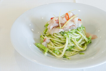 Longarucci with Sicilian broccoli, lemon and raw croaker.
Longarucci con broccolo siciliano, limone e crudo di ombrina