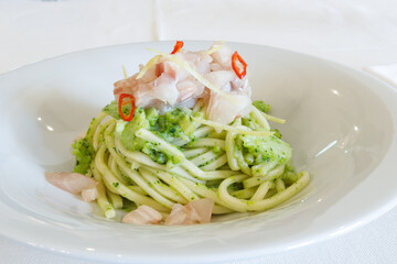 Longarucci with Sicilian broccoli, lemon and raw croaker.
Longarucci con broccolo siciliano, limone e crudo di ombrina