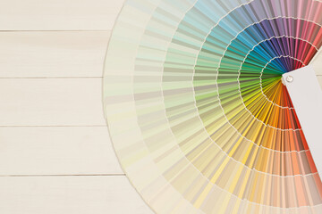 Obraz premium A painter is choosing a paint shade for the interior of the house's walls. with interior