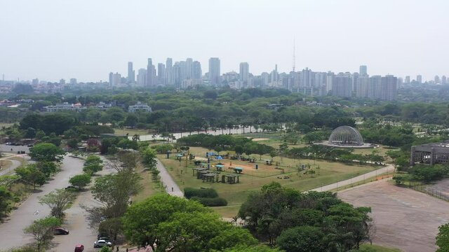 Vista a&eacute;rea de parques urbanos no bairro de Pinheiros, S&atilde;o Paulo, Brasil.