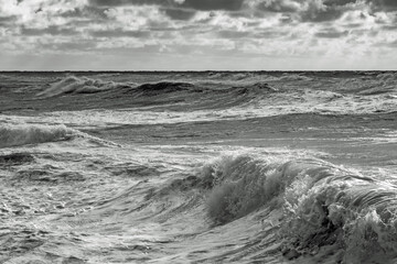 Schwarzweiß Aufnahme von Wellen in der Nordsee während eines Sturms