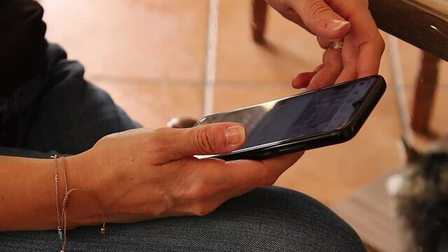 femme regardant ses messages sur son t&eacute;l&eacute;phone