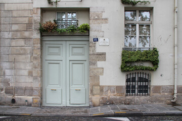 Fototapeta na wymiar flat building in paris (france) 