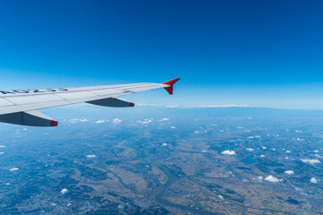 Fototapeta na wymiar 飛行機の窓からの景色
