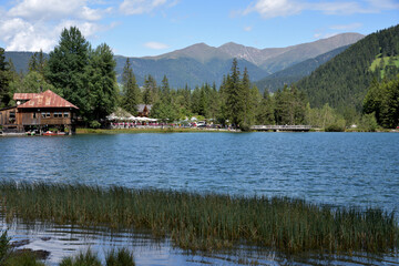 Fototapeta na wymiar Access to the right bank of the lake