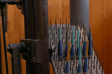Antiguo telar, máquina de hilar, Hileras de hilos de algodón blanco y de colores 