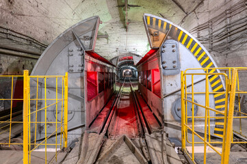 Mine car unloader. Device for unloading ore from cargo mine train