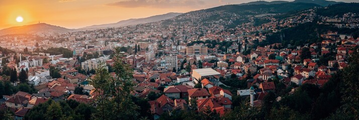 Obraz premium Panorama of nearly entire city of Sarajevo during sunset