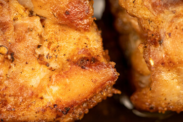Fried pieces of meat in a frying pan, close-up, selective focus.