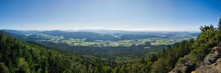 Panorama Ausblick auf das Zellertal im bayerischen Wald bei schönen Wetter