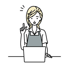 デスクで座ってPCを開いて何かひらめいたカフェ店員の女性