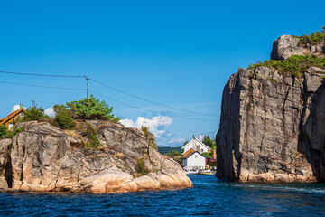 Blick auf den Olavsund zwischen den Schäreninseln Kapelløya und Helgøya in Norwegen