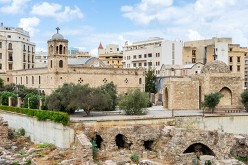 Fototapeta na wymiar Roman ruins and Saint Georges Orthodox Cathedral, Beirut, Lebanon