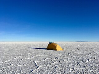 tent in the middle of the Salar, Uyuni, (2017) © Santiago