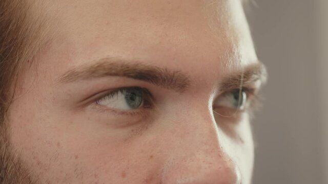 Taglio capelli dal parrucchiere per uomo