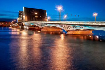 Fototapeta premium St. Petersburg. Russia. Embankment of the Neva River. Drawbridge on white nights. Cityscape.