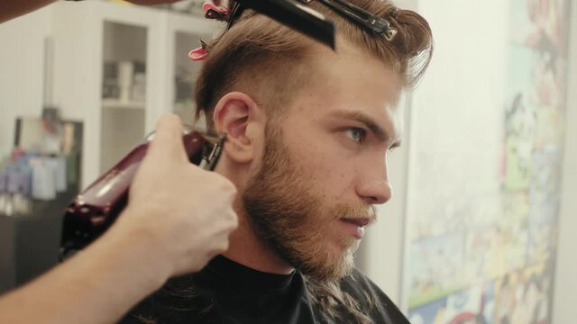 Giovane ragazzo si taglia i capelli dal parrucchiere