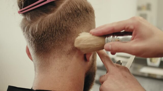 Giovane ragazzo si taglia i capelli dal parrucchiere