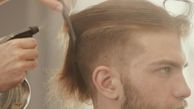 Taglio capelli dal parrucchiere per uomo