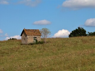 Petite cabane dans un champ.