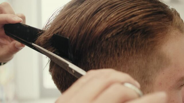 Taglio capelli dal parrucchiere per uomo