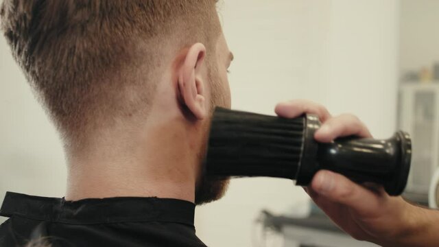 Giovane ragazzo si taglia i capelli dal parrucchiere