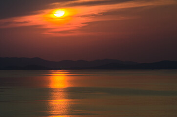 Sonnenuntergang an der Mittelmeerküste in Kroatien