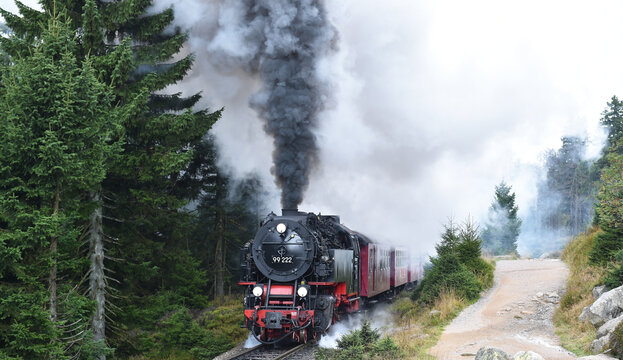 Harzer Schmalspurbahn f&auml;hrt auf den Brocken im Harz 
