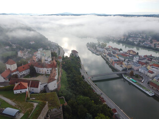 Obraz premium Passau, Deutschland: Die Stadt im herbstlichen Morgennebel
