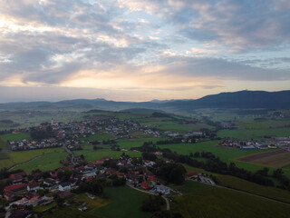 Fototapeta na wymiar Eschlkam, Deutschland: Sonnenaufgang vor dem bayerischen Wald