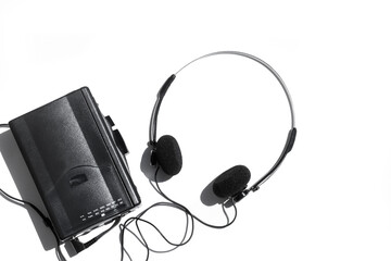 Walkman retro negro con auriculares sobre un fondo blanco liso y aislado. Vista superior. Copy space