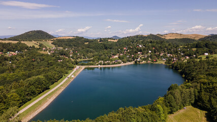 Obraz premium Aerial view of Vindsachtske lake in the village of Stiavnicke Bane in Slovakia