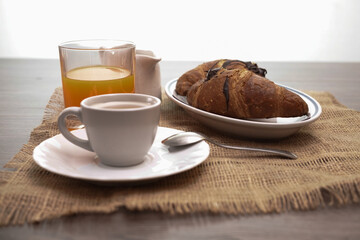 Colazione con caffè, dolce e succo di frutta
