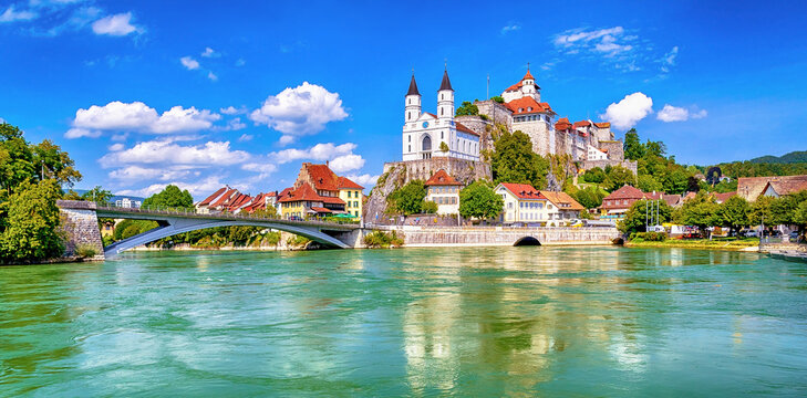 Aarburg mit Festung &uuml;ber der Aare, Aargau, Schweiz