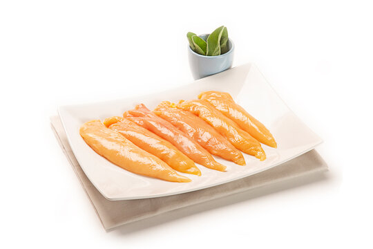 filetes de solomillo fresco crudo de pollo casero en un plato blanco con servilleta de tela gris, aislada fondo blanco