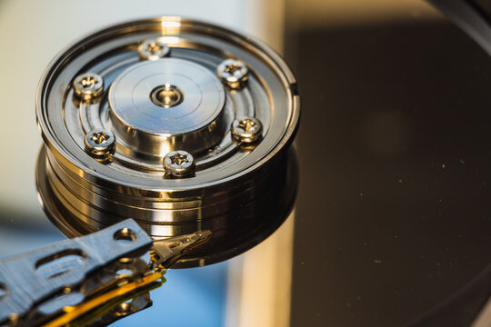 The disassembled HDD spindel with reading/writing head.