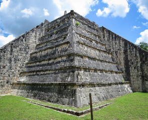 mayan pyramid in chichen