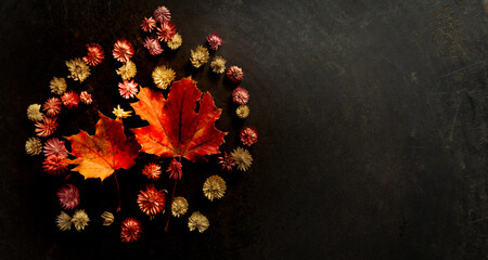 Goldener Herbst Dekoration mit Herbstlaub und Blüten Platz für Text