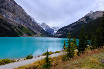 Fototapeta na wymiar Beautiful calm Lake Louise located in the Banff National Park, Alberta, Canada