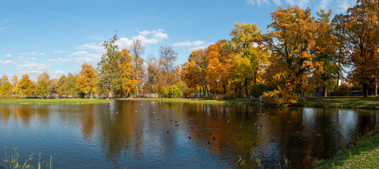 Obraz premium Autumn park and water