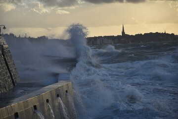 Saint-Malo, temp&ecirc;te, grandes mar&eacute;es, soleil, mer