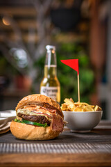 hamburguesa y cerveza